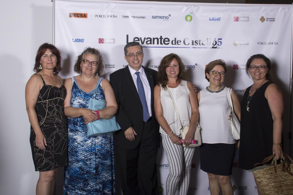 Begoña Cubertorer, Marisa Boix, Anabel Esteve, Lledó Ordaz y Rosana Brisach, junto al delegado de Levante de Castelló, Pepe Beltrán.