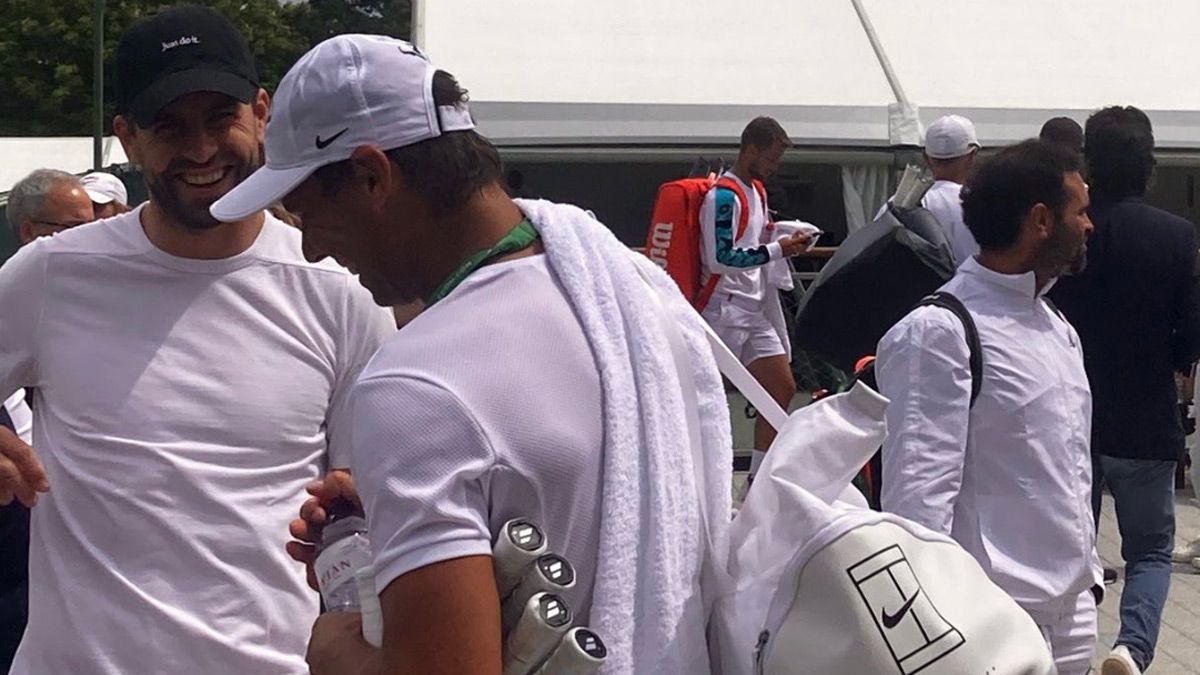 Piqué y Nadal charlando tras el entrenamiento del tenista