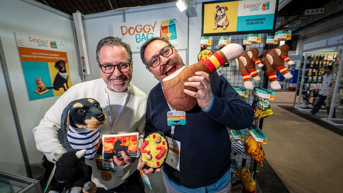 Souvenirs turísticos para perros y gatos: el último grito en recuerdos de viaje se expone en Barcelona