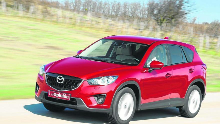 El Mazda CX-5 tiene presencia y ese estilo de la marca llamativo y dinámico; si se asocia al motor diésel de 150 CV, tendrá prestaciones de sobra y no habrá que visitar mucho el surtidor.