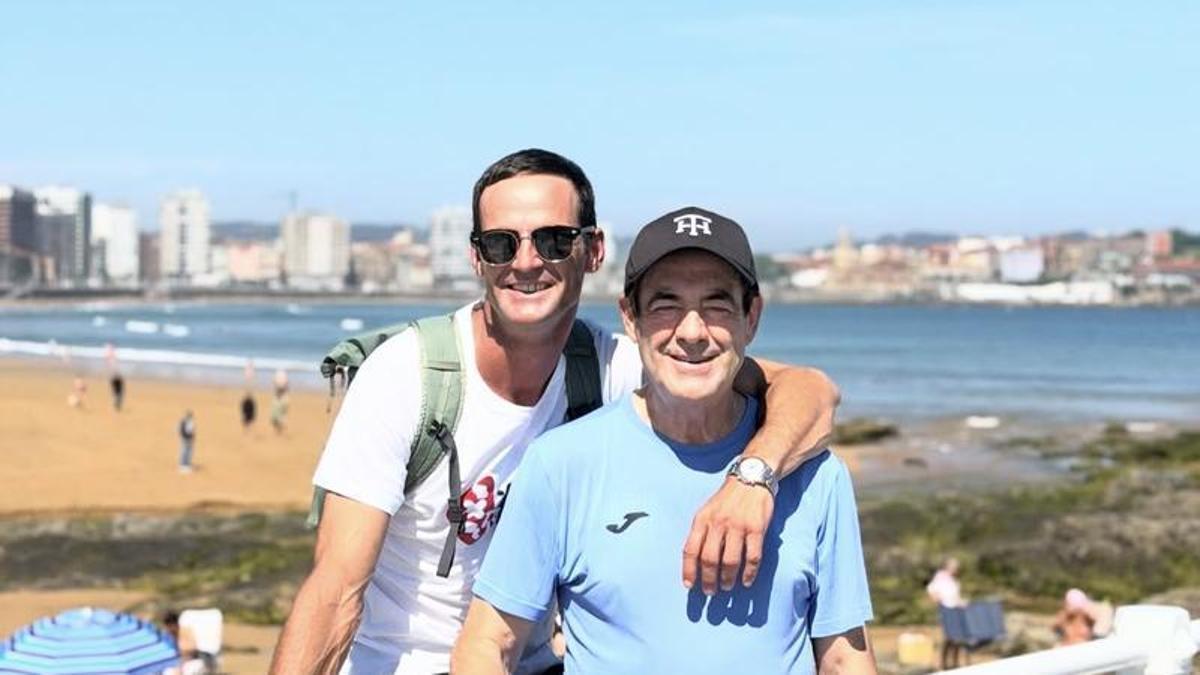 José Bono, junto a su hijo, con la playa de San Lorenzo a sus espaldas.