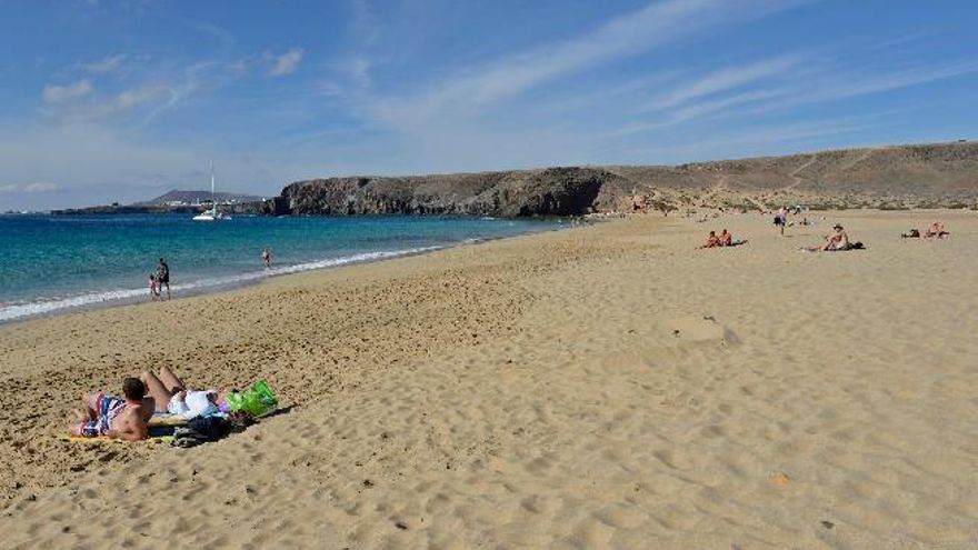 Vista general de Playa Mujeres, en la zona de Papagayo, en Lanzarote, lugar donde se paga una tasa por cada vehículo que accede a las playas.