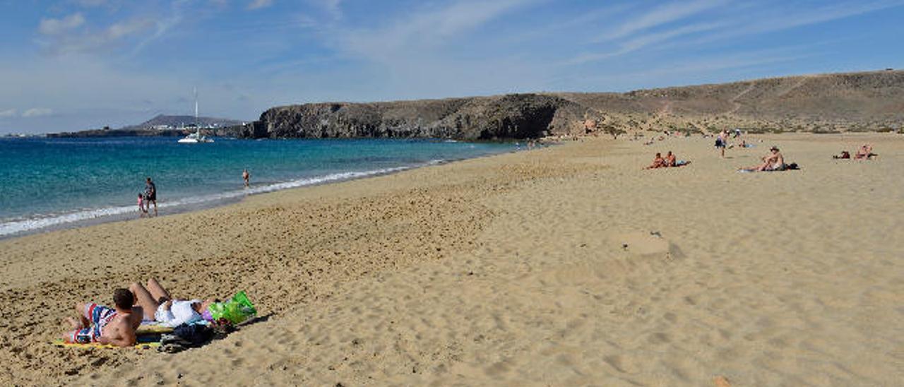 Vista general de Playa Mujeres, en la zona de Papagayo, en Lanzarote, lugar donde se paga una tasa por cada vehículo que accede a las playas.