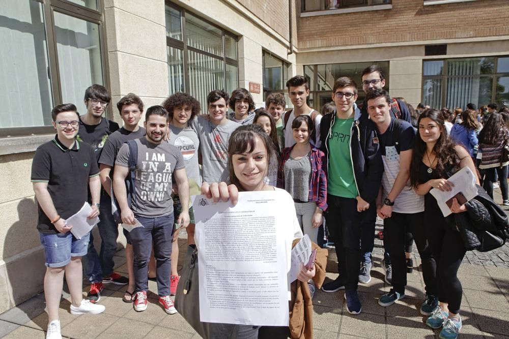 Alumnos se examinan de la PAU en Gijón