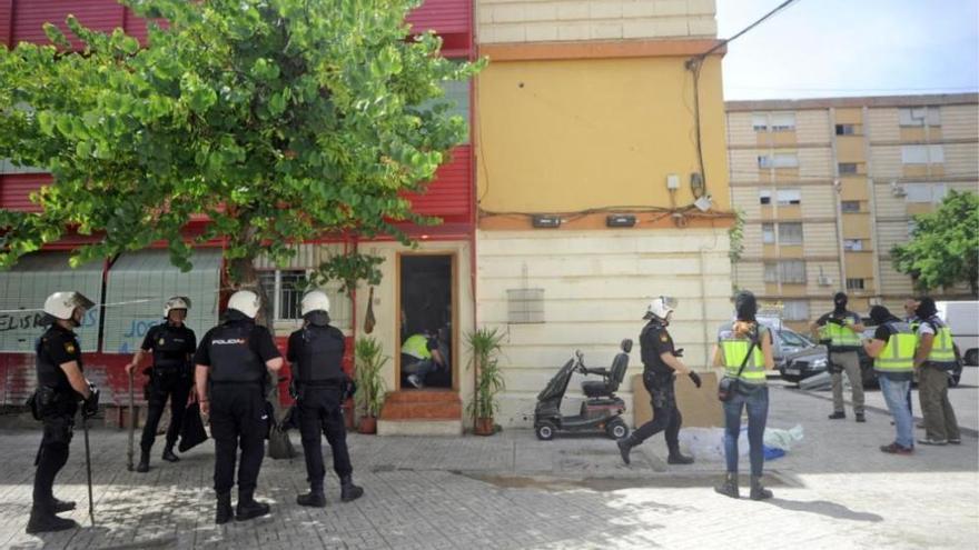 La Policía Nacional ante uno de los bloques de La Paz durante una redada