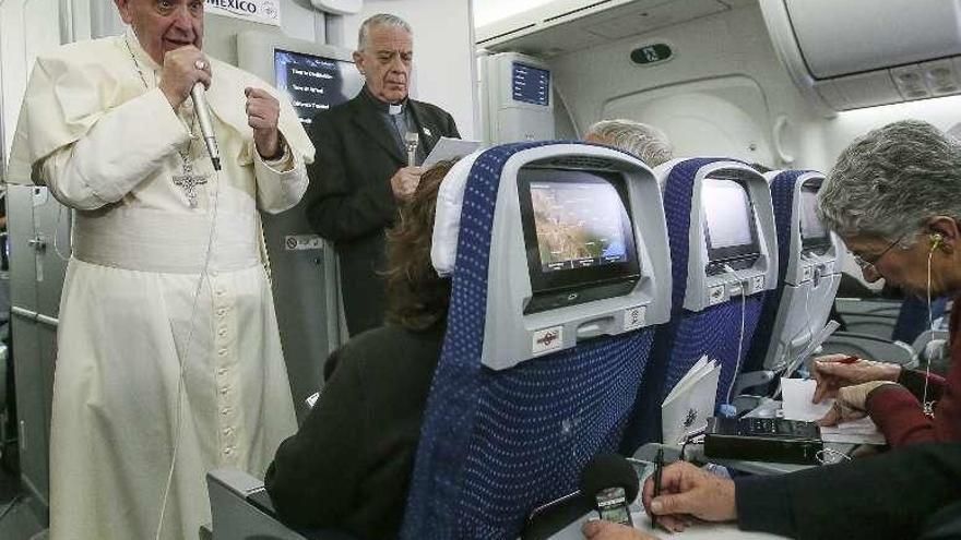 El Papa Francisco, ayer durante la rueda de prensa en el avión. // Efe