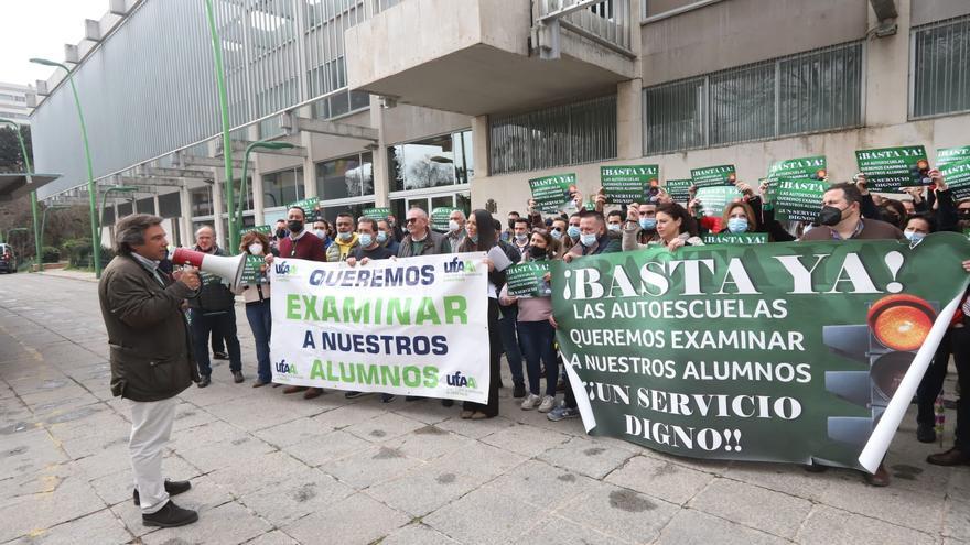 Las autoescuelas de Córdoba se concentran en demanda de más autonomía para hacer los exámenes