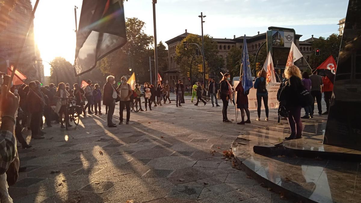 Protesta esta tarde en Zaragoza en el monumento a la Constitución, al que dieron un abrazo simbólico.