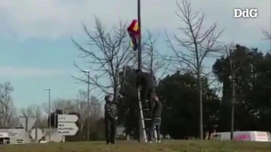 Treuen llaços grocs i el cartell de l'AMI de la Bisbal després del judici per les estelades