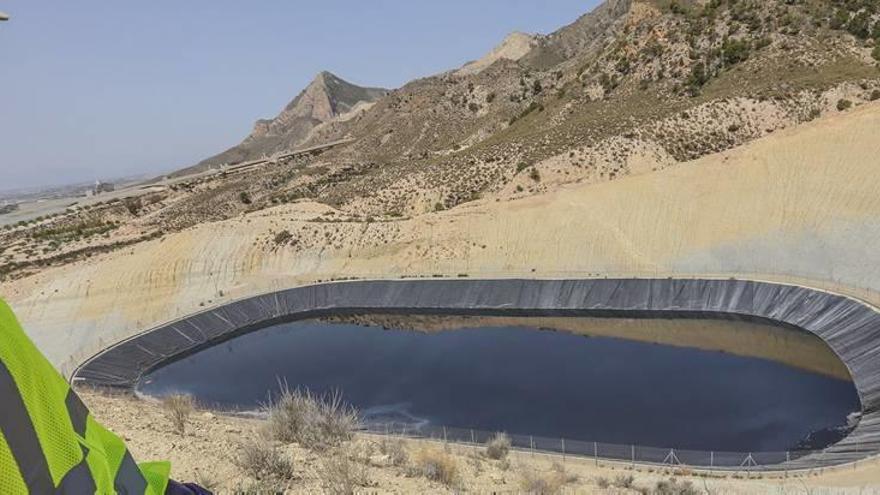 Un fallo en la red de drenaje del vertedero de Abanilla provoca el vertido de lixiviados a una rambla