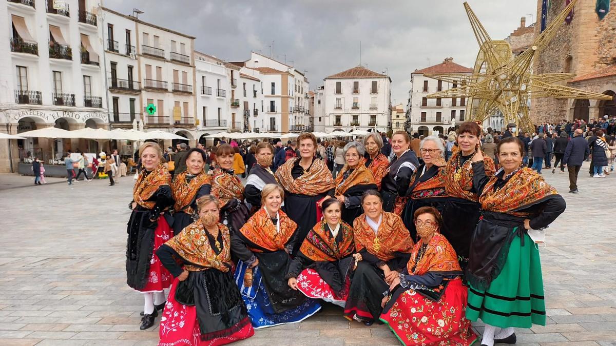 Las alumnas del curso de Bailes Regionales Extremeños en una foto captada en la plaza Mayor de Cáceres.