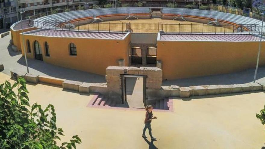 Vista del recinto polivalente terminado de la Plaza de Toros de Orihuela cuyo entorno se abrió ayer al público al finalizar las obras tras más de un año de trabajos.