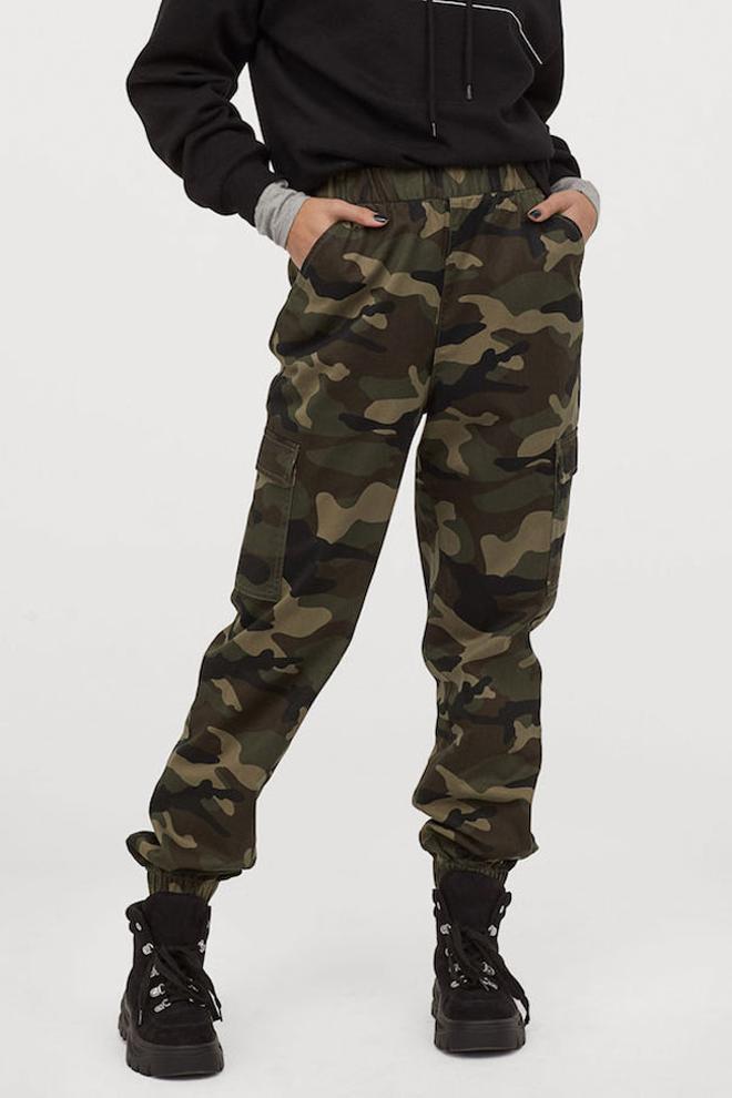 Pantalón cargo con estampado militar, de H&amp;M