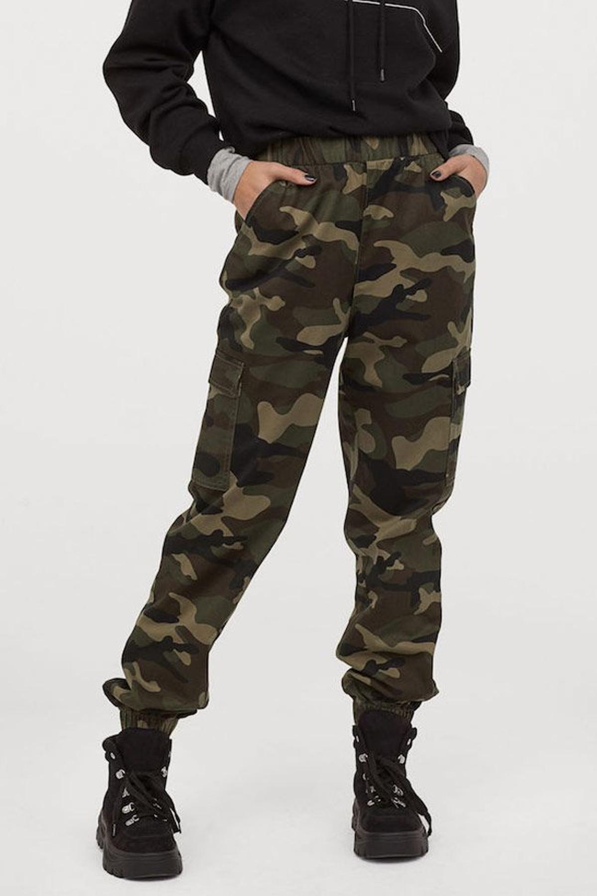 Pantalón cargo con estampado militar, de H&amp;M