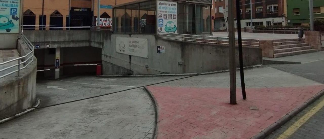 Acceso al aparcamiento subterráneo de Sama.