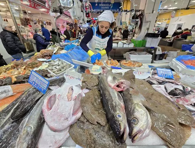 Venta de pescado y marisco en el mercado de O Calvario la víspera de Nochebuena