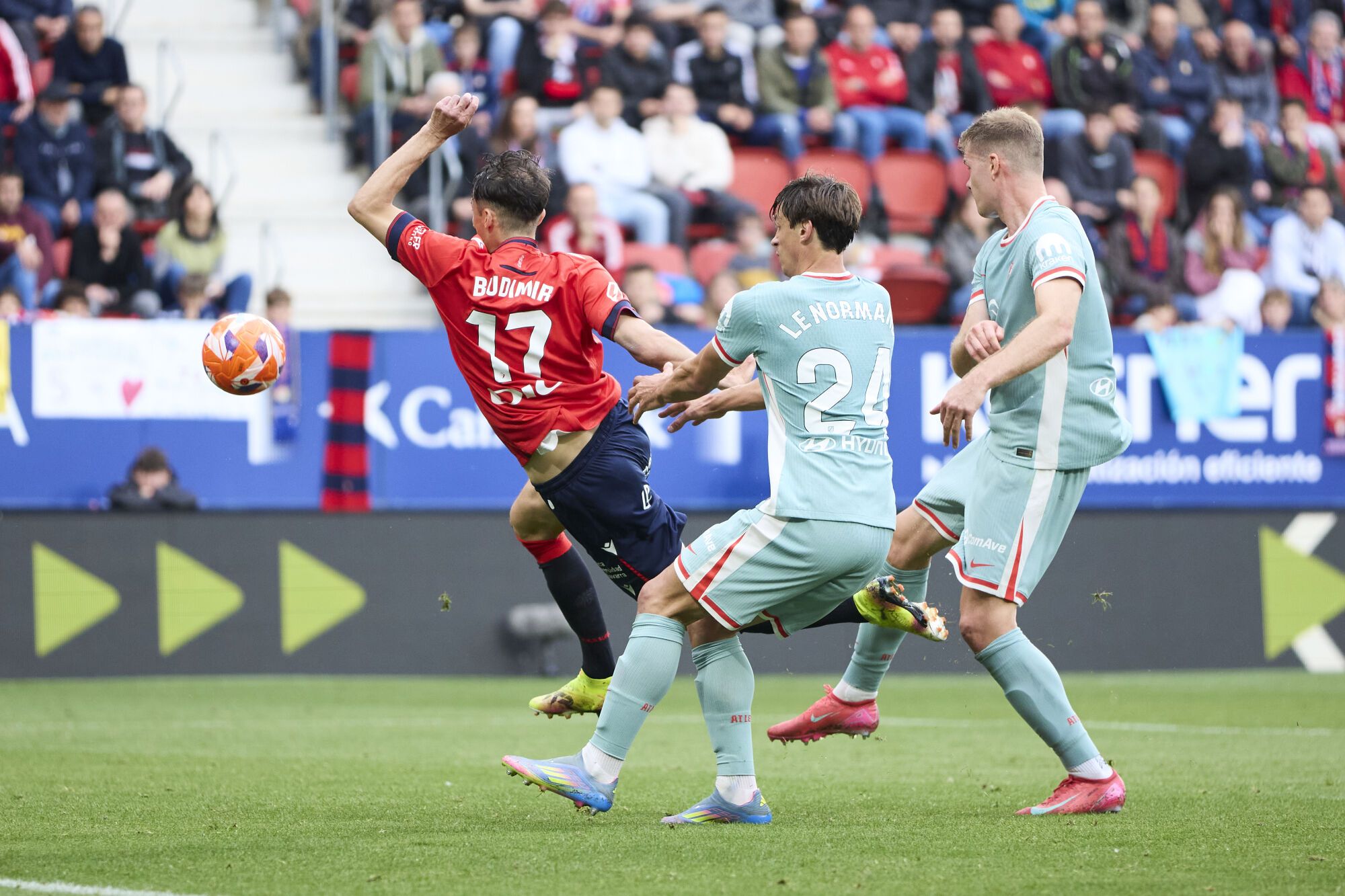 Ante Budimir of CA Osasuna competes for the ball with Robin Le Normand of Atletico de Madrid during the LaLiga EA Sports match between CA Osasuna and Atletico de Madrid at El Sadar on May 15, 2025, in Pamplona, Spain. AFP7 15/05/2025 ONLY FOR USE IN SPAIN. Ricardo Larreina / AFP7 / Europa Press;2025;SPAIN;SPORT;ZSPORT;SOCCER;ZSOCCER;CA Osasuna v Atletico de Madrid - LaLiga EA Sports;