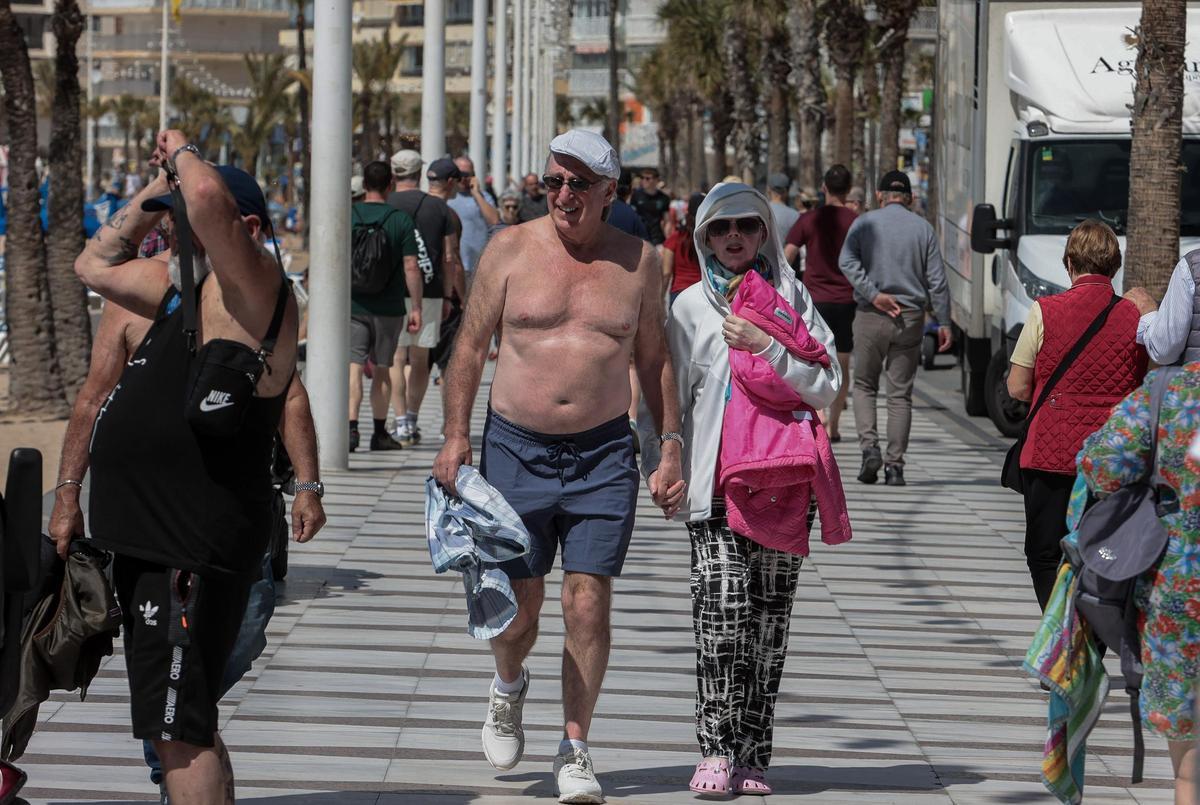 Los turistas toman el sol en las terrazas de Benidorm hasta quemarse la piel