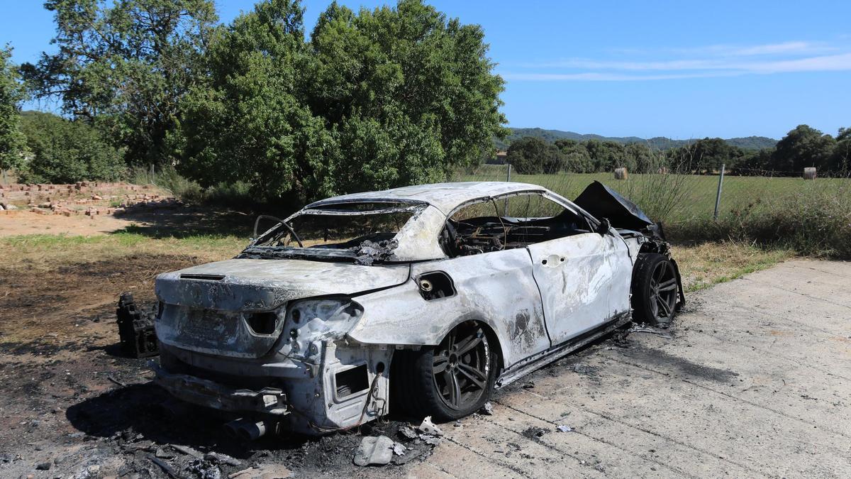 El cotxe calcinat del sospitós del crim a Girona
