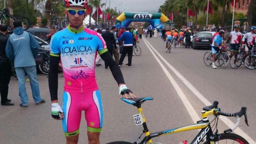 Álex Silva posa con su bicicleta antes de tomar la salida en una de las etapas del Tour de Marruecos.