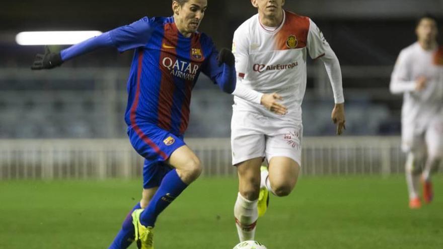 Jaume Pol pugna con Alfaro, jugador del Barcelona B.