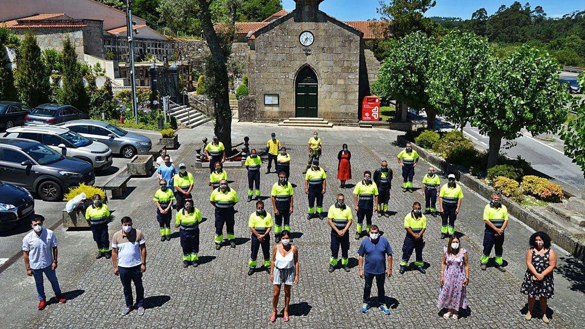 Los trabajadores recién incorporados con la alcaldesa, Nidia Arévalo, y concejales.