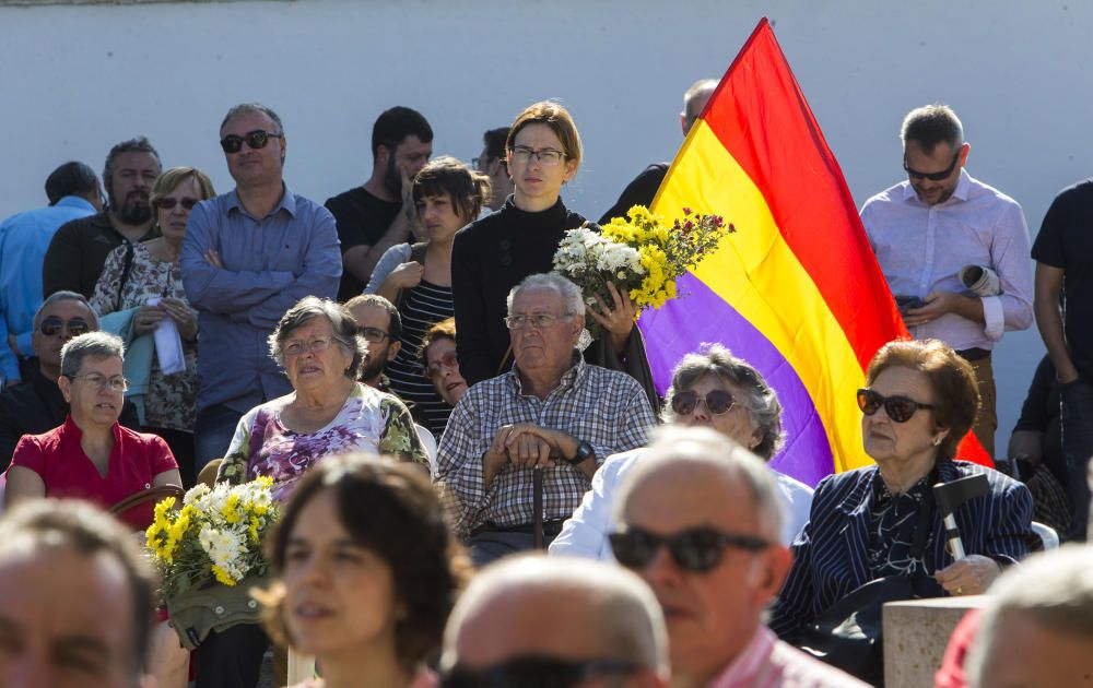 Homenaje a los difuntos en el cementerio de Castelló