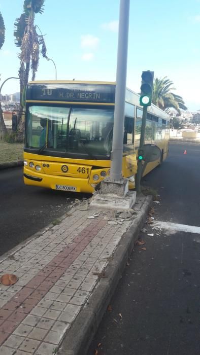 Una guagua choca contra una farola en Escaleritas