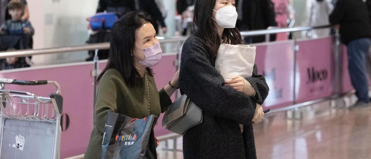 Dos mujeres chinas, a su llegada al aeropuerto de Barcelona.