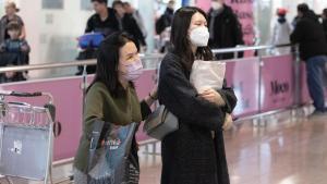 Dos mujeres chinas, a su llegada al aeropuerto de Barcelona.