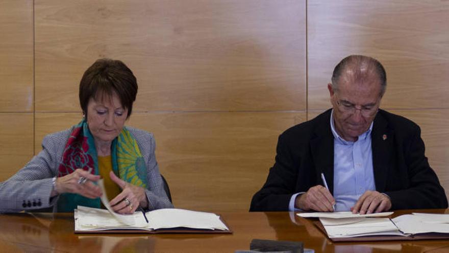 María Vicenta Mestre y Paco Raga, durante la firma del acuerdo.