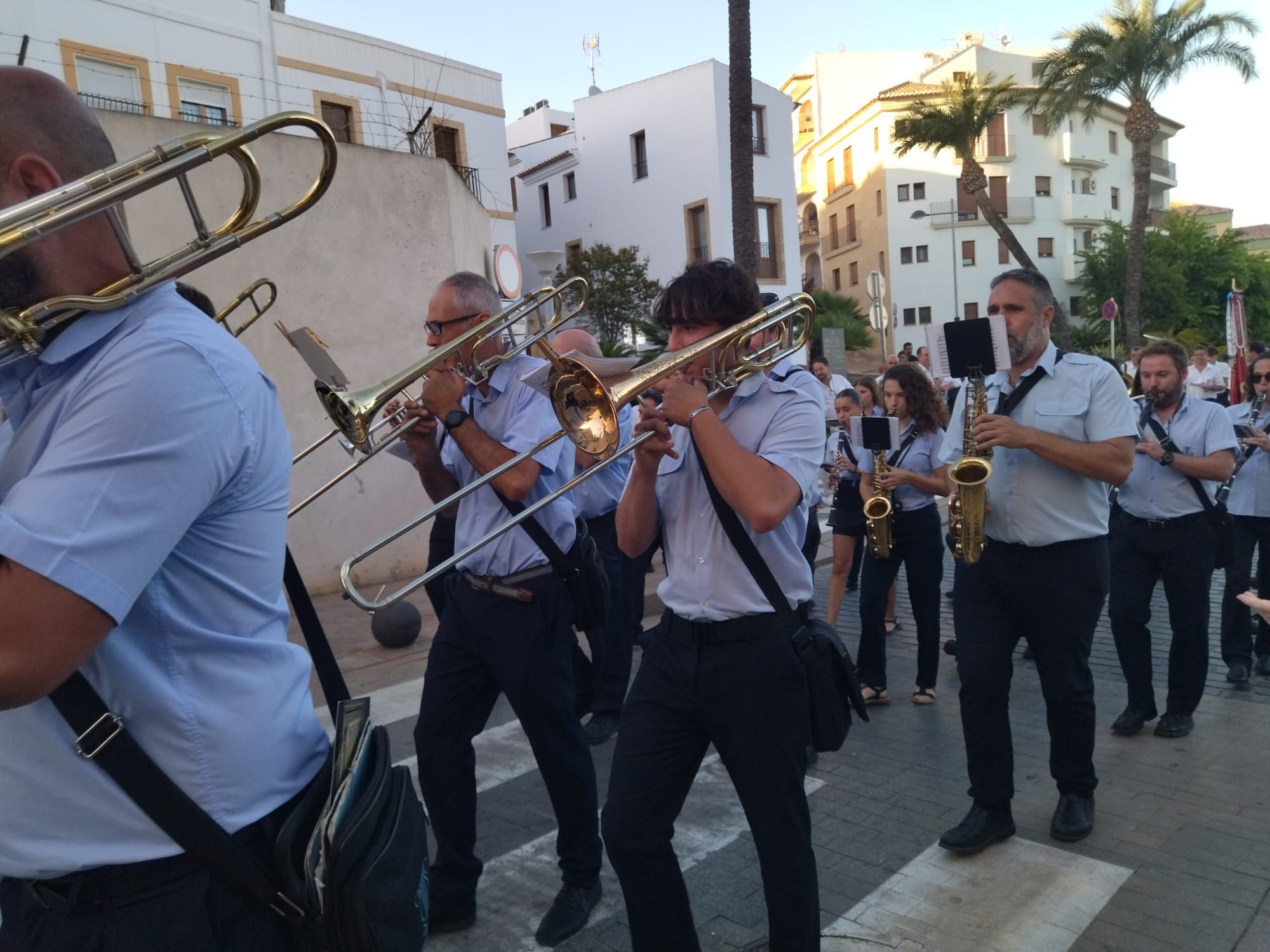 Xàbia, capital de la música: más de 800 músicos de toda la comarca llenan de vida las calles (imágenes)