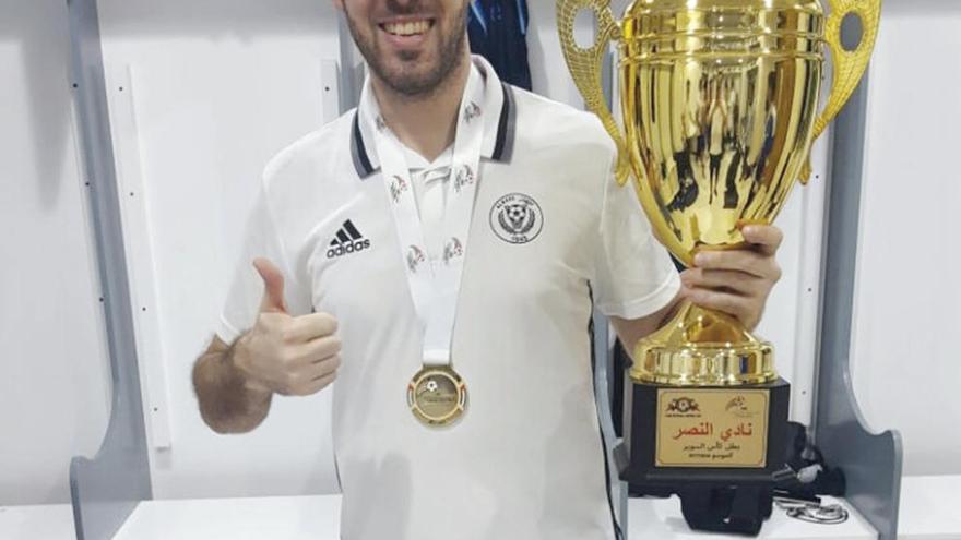 Adrián Paz, con el trofeo de la Supercopa conquistado por el Al Nasr de Dubai. // FdV