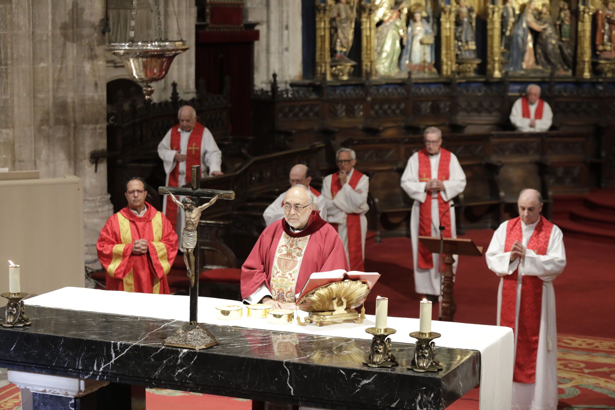 El fervor por el Santo Sudario deja pequeña la Catedral en la misa mateína
