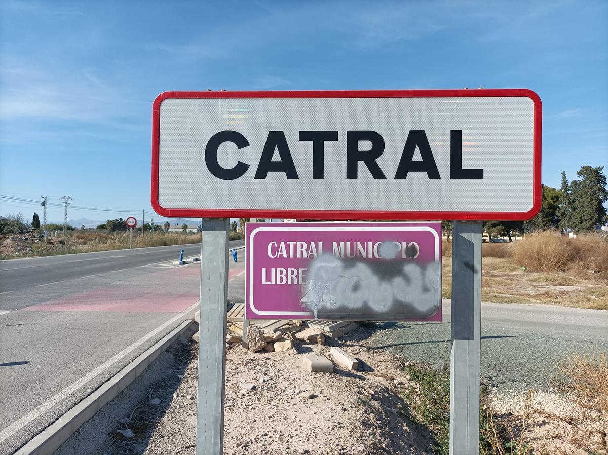 La señal contra la violencia de género tachada por los vándalos a la entrada de Catral.