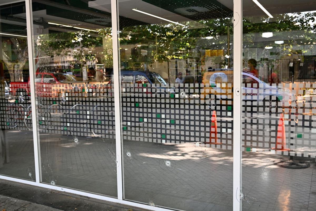 Dos hombres atacaron la fachada de un supermercado de los suegros de Messi en Rosario, Argentina y dejaron un mensaje.  Messi te estamos esperando. Javkin es un narco, no te protegerá, decía el mensaje escrito a mano.