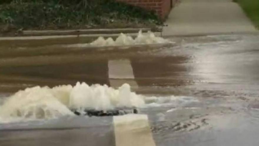 Impresionante rotura de una tubería de agua en Cleveland