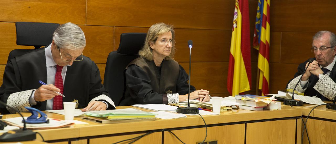 A la izquierda de la imagen, el letrado judicial, Manuel Cerdá, y la magistrada Francisca Bru, en el primer juicio.