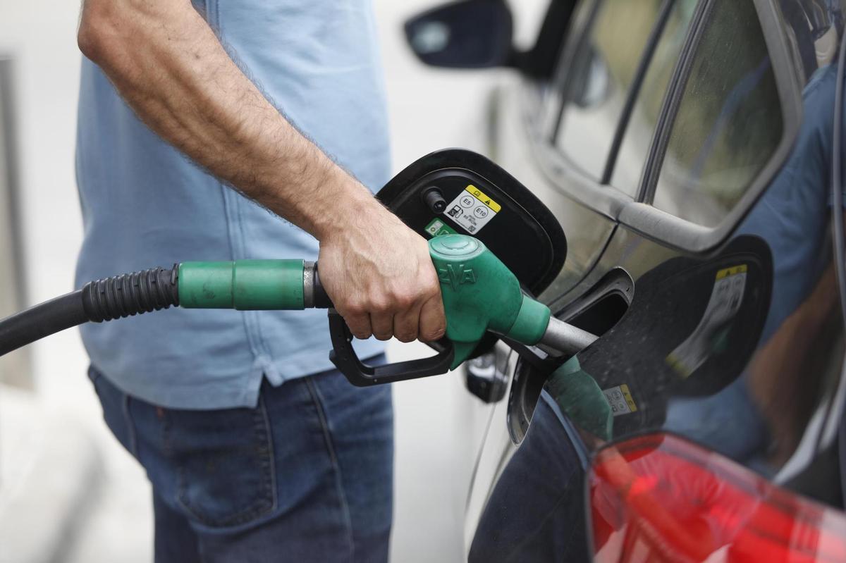 Un hombre reposta en una gasolinera.