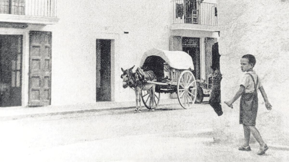 Carro al carrer de Josep Verdera a la Marina