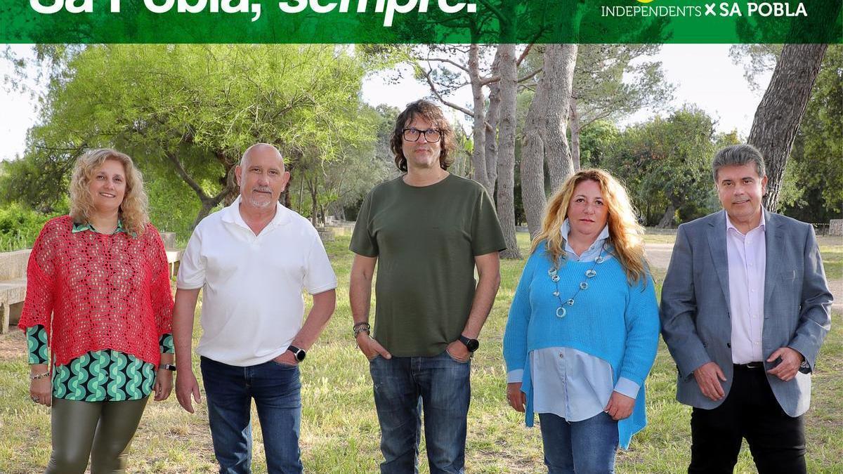 Imagen de los cinco regidores de Independents per sa Pobla.A la derecha, Biel Ferragut, futuro alcalde.
