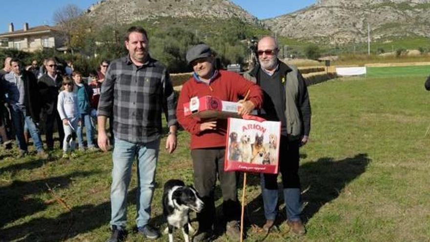 Jordi Muxach i el gos Excalibur reben el primer premi.