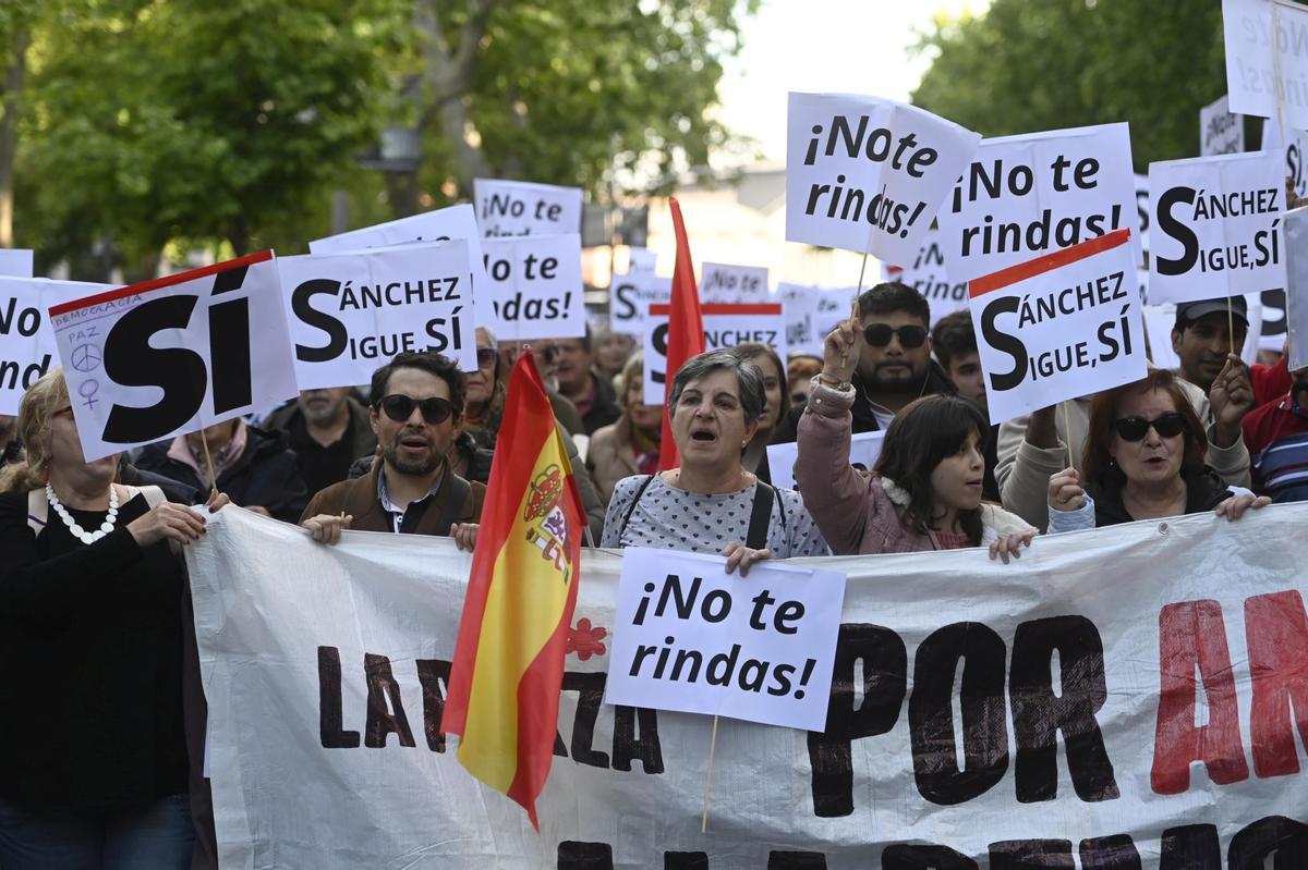 Decenas de personas durante una manifestación en apoyo a Pedro Sánchez, hoy 28 de abril de 2024, en Madrid. La manifestación se ha convocado bajo el lema ‘Sus chantajes, sus bulos y su mafia no pueden contra la democracia y contra el pueblo’