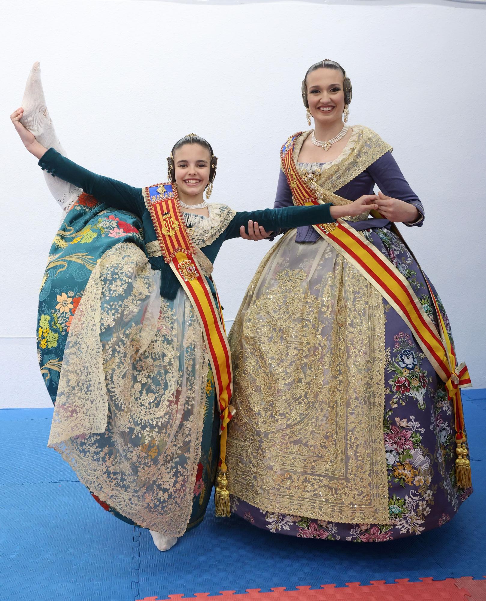 Paula Nieto Medina, junto a Laura Mengó Hernández, mostró su felixibilidad aún vestida de fallera