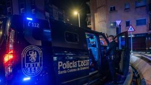 Un vehículo de la Unitat de Suport i Intervenció Ràpida (USIR) de la Policía Local de Santa Coloma de Gramenet durante un dispositivo CUBA, en agosto de 2025