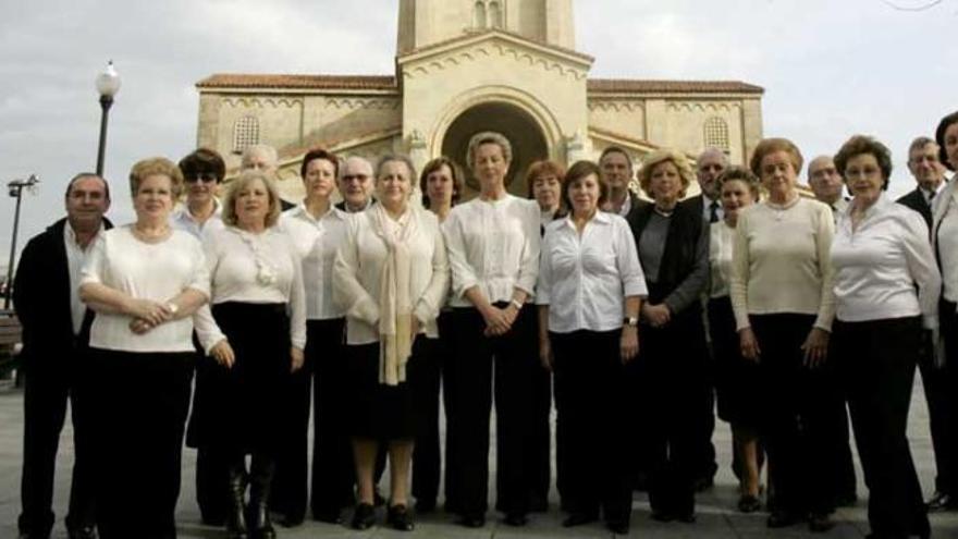 Foto de familia del Coro de San Pedro, con Calina Felgueroso en el centro.