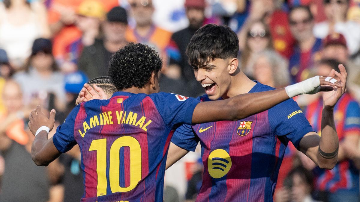 Marc Bernal felicitado por Lamine tras anotar el primer gol ante el Levante en el Camp Nou