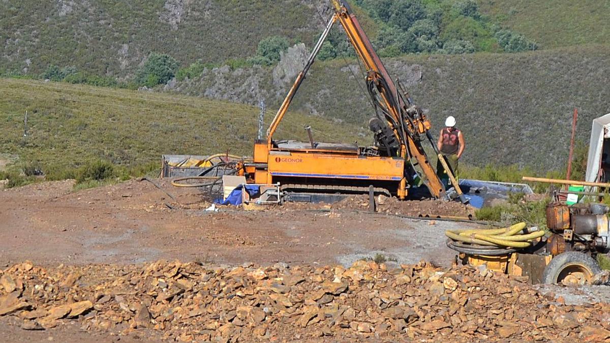 Un operario trabaja en la realización de calicatas para comprobar el mineral existente en la mina sanabresa.
