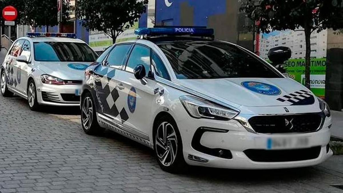 Dos coches patrulla de la Policía Local de Porriño en una imagen de archivo