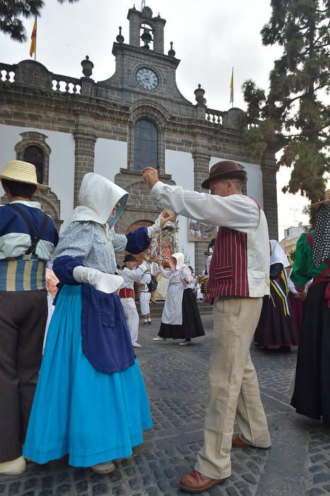 Carretas y grupos en la romería del Pino